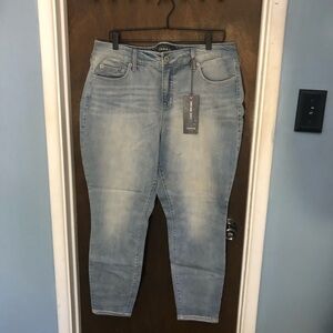 BNWT light blue Torrid stretchy jeans.